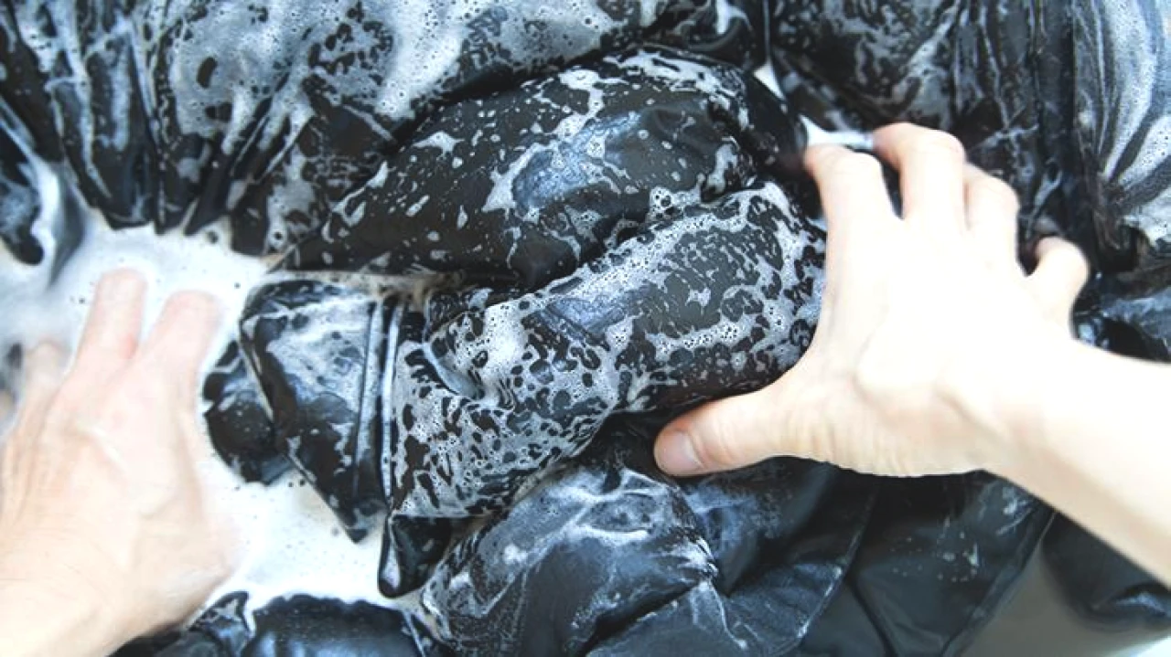 Şişme Montu Makineye Atmadan Önce Okuyun! Topaklanmayı Bitiren Tenis Topu Hilesi