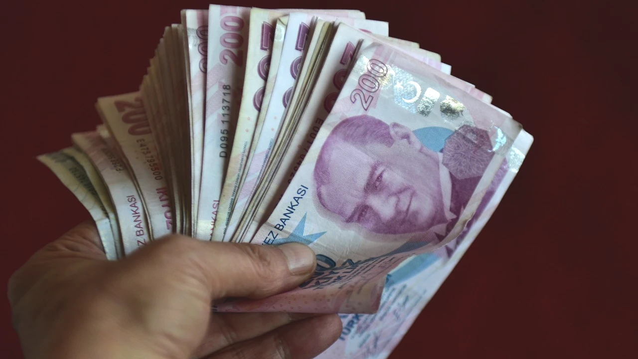 250 Bin TL Kredi Çekene Aylık 16.975 TL Taksit! 4 Bankanın Tablosu Belli Oldu